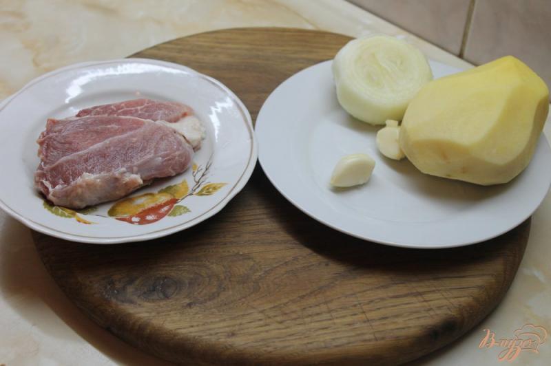 Фото приготовление рецепта: Картофель жаренный со свининой и луком на сковороде шаг №1