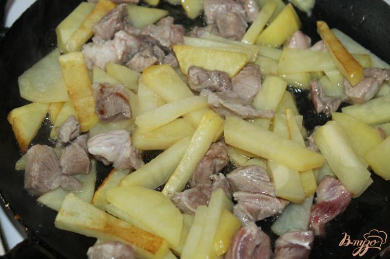 Фото приготовление рецепта: Картофель жаренный со свининой и луком на сковороде шаг №3