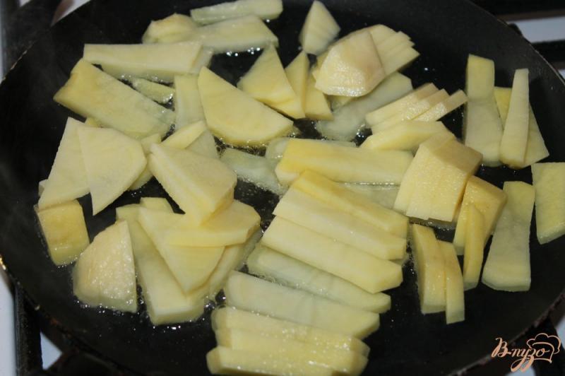 Фото приготовление рецепта: Картофель жаренный со свининой и луком на сковороде шаг №2