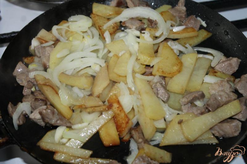 Фото приготовление рецепта: Картофель жаренный со свининой и луком на сковороде шаг №4