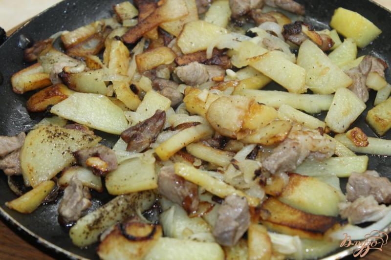 Фото приготовление рецепта: Картофель жаренный со свининой и луком на сковороде шаг №5