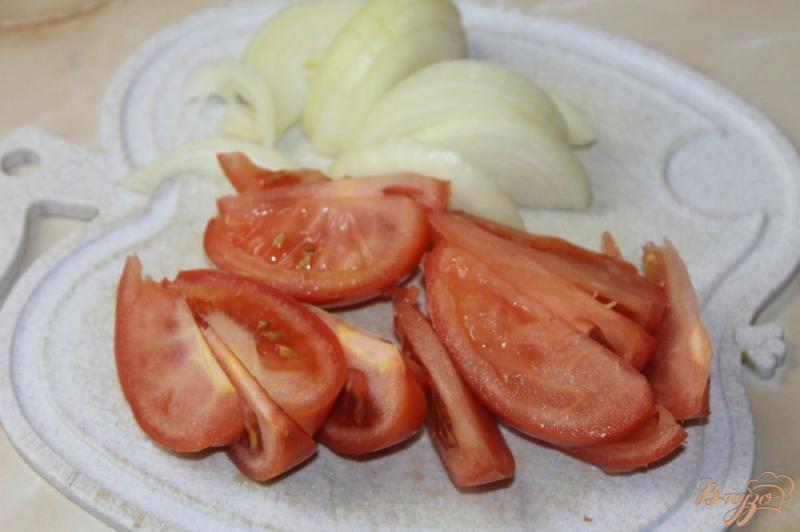 Фото приготовление рецепта: Свинина тушенная с помидорами в томатном соусе шаг №3