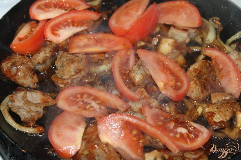 Фото приготовление рецепта: Свинина тушенная с помидорами в томатном соусе шаг №6
