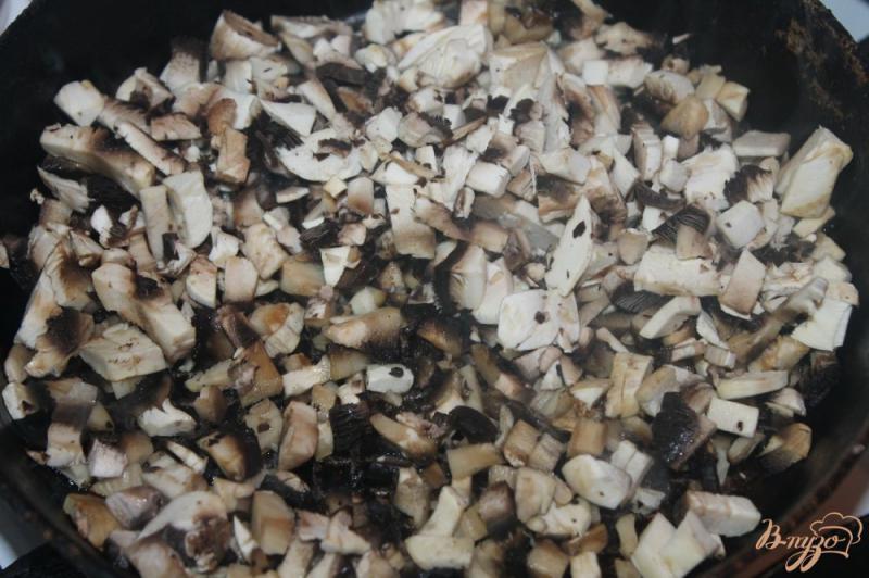 Фото приготовление рецепта: Печеночные блинчики с сыром, грибами и помидорами шаг №6
