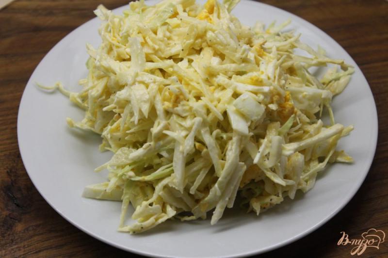 Фото приготовление рецепта: Салат с капустой, яблоком, сыром и яйцом шаг №5