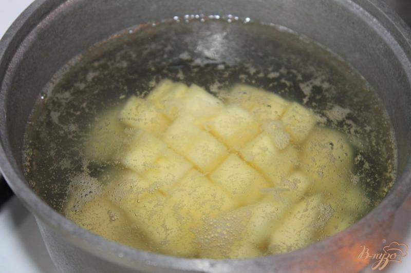 Фото приготовление рецепта: Картофельное пюре с грибами и сыром шаг №2