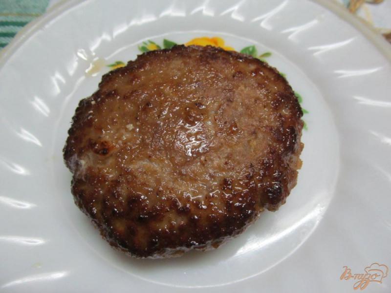 Фото приготовление рецепта: Гамбургер с яблочным салатом и сырыми шампиньонами шаг №5