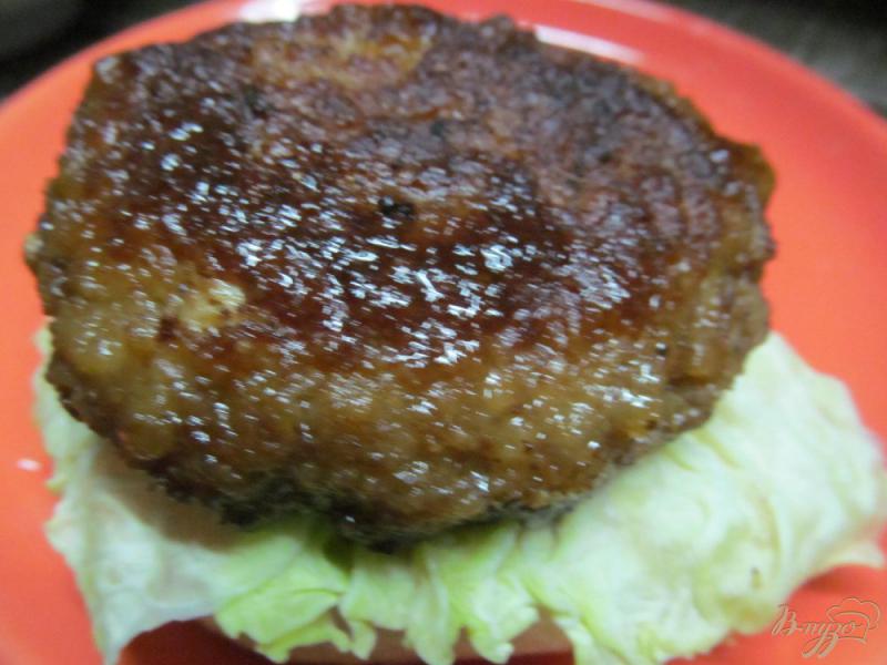 Фото приготовление рецепта: Гамбургер с яблочным салатом и сырыми шампиньонами шаг №8
