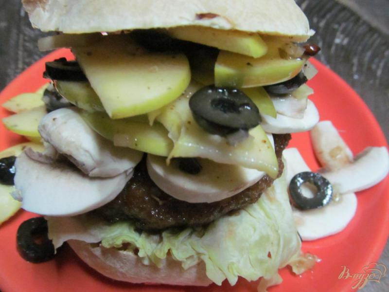 Фото приготовление рецепта: Гамбургер с яблочным салатом и сырыми шампиньонами шаг №10