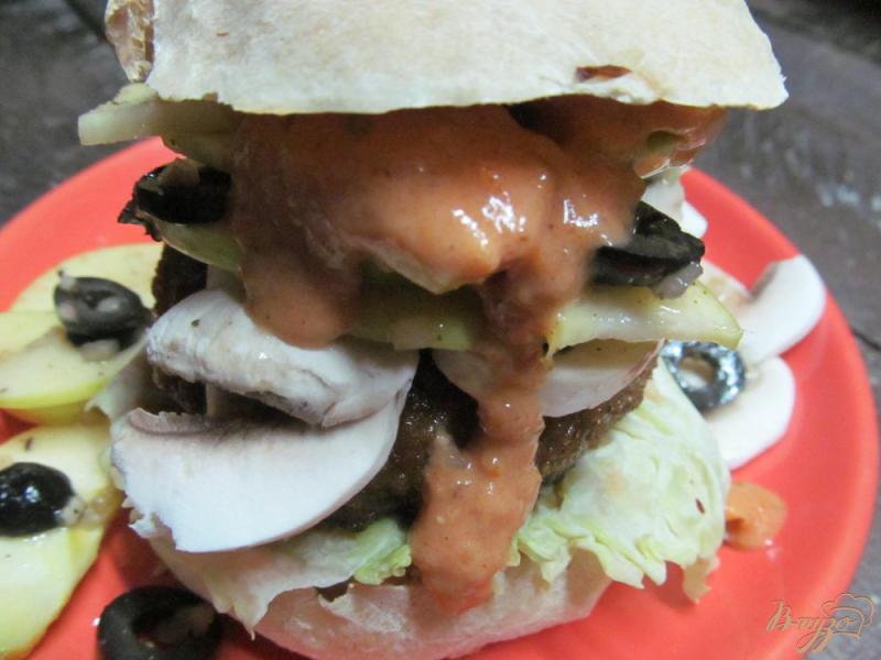 Фото приготовление рецепта: Гамбургер с яблочным салатом и сырыми шампиньонами шаг №11