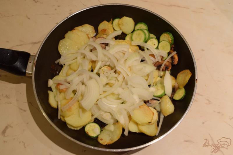 Фото приготовление рецепта: Картофель жаренный с кабачками и шампиньонами шаг №5
