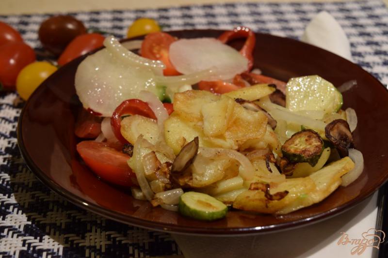 Фото приготовление рецепта: Картофель жаренный с кабачками и шампиньонами шаг №7