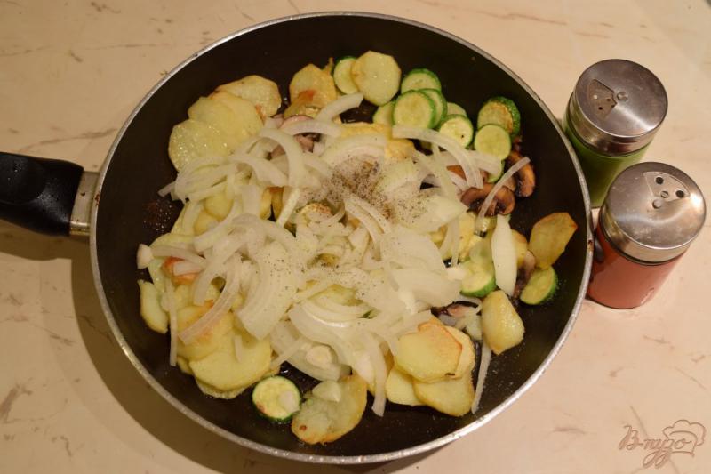 Фото приготовление рецепта: Картофель жаренный с кабачками и шампиньонами шаг №6