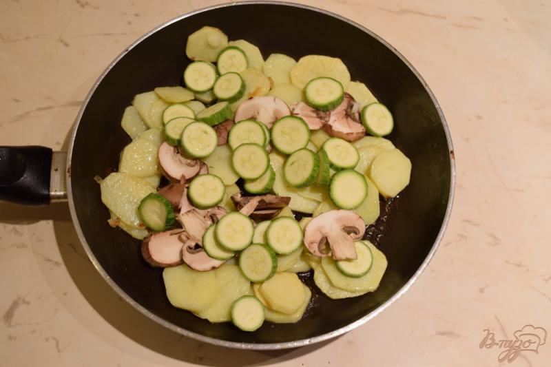 Фото приготовление рецепта: Картофель жаренный с кабачками и шампиньонами шаг №4