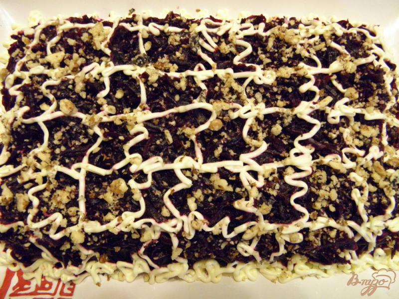 Фото приготовление рецепта: Селедка под шубой с грецкими орехами шаг №7