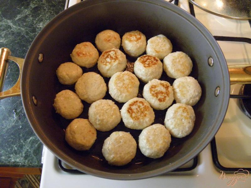 Фото приготовление рецепта: Тефтели с сырым рисом в томатной подливе шаг №8