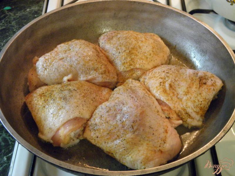 Фото приготовление рецепта: Бедро куриное с горошком шаг №3