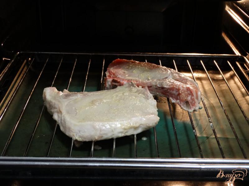 Фото приготовление рецепта: Стейки из свиной корейки на гриле шаг №4