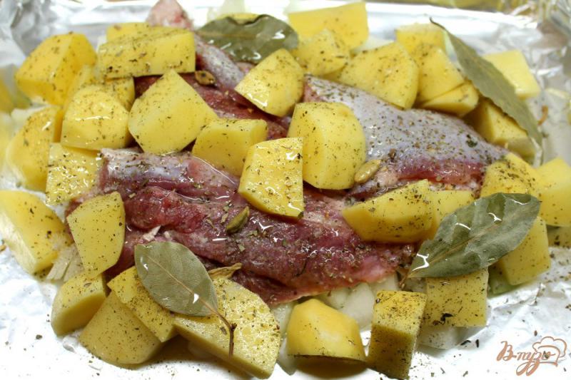 Фото приготовление рецепта: Мясо индейки запеченое с картофелем и пряностями в духовке шаг №4