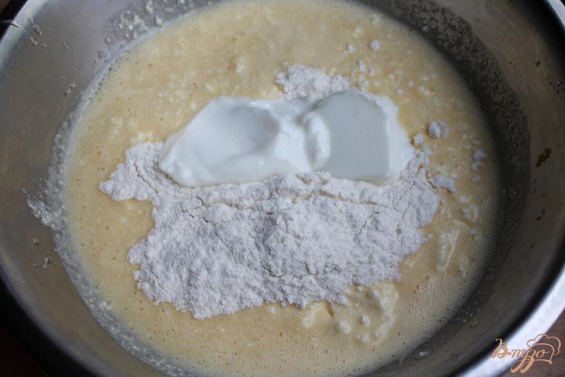 Фото приготовление рецепта: Творожный пирог с клубникой шаг №5