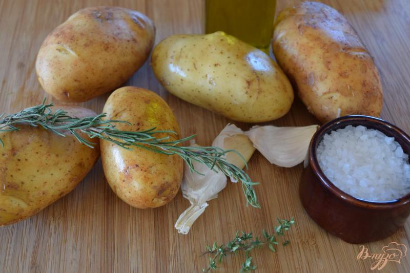 Фото приготовление рецепта: Картофель, запеченный с травами и чесноком шаг №1