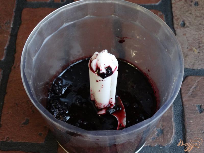 Фото приготовление рецепта: Шоколадное печенье на черничном варенье шаг №3