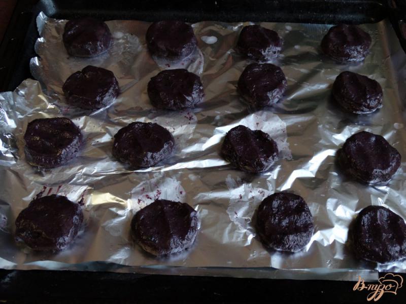 Фото приготовление рецепта: Шоколадное печенье на черничном варенье шаг №8