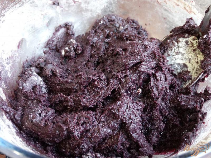 Фото приготовление рецепта: Шоколадное печенье на черничном варенье шаг №7