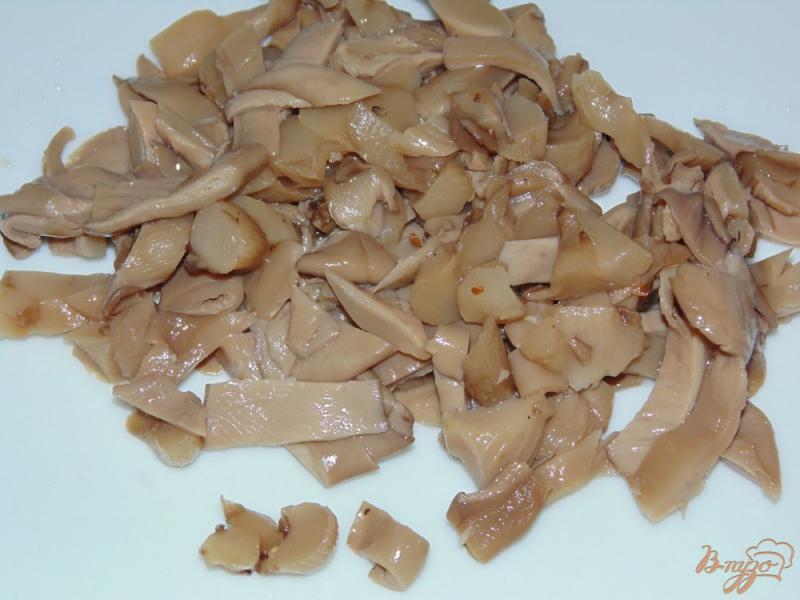 Фото приготовление рецепта: Салат с рисом и маринованными грибами шаг №2