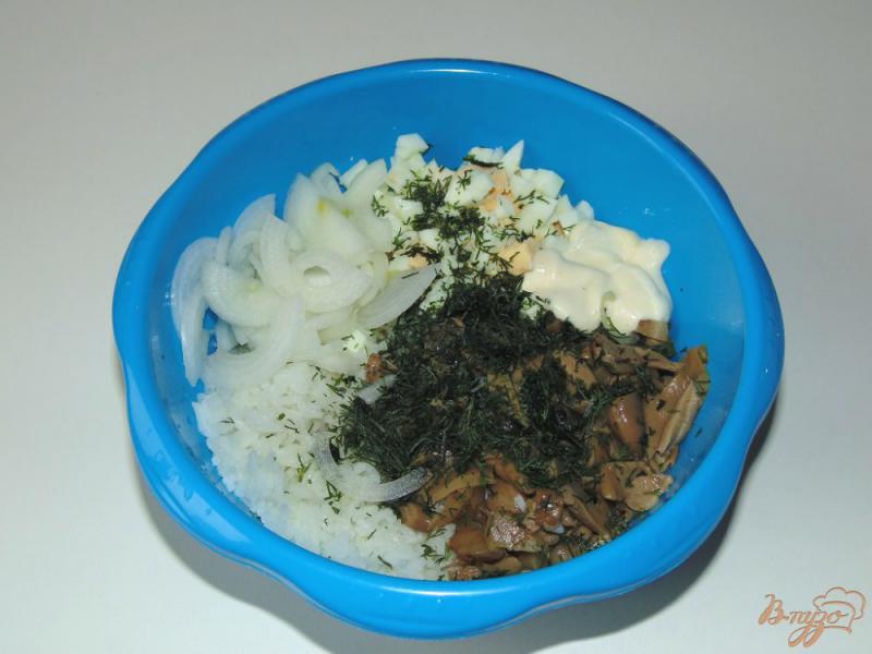Фото приготовление рецепта: Салат с рисом и маринованными грибами шаг №5