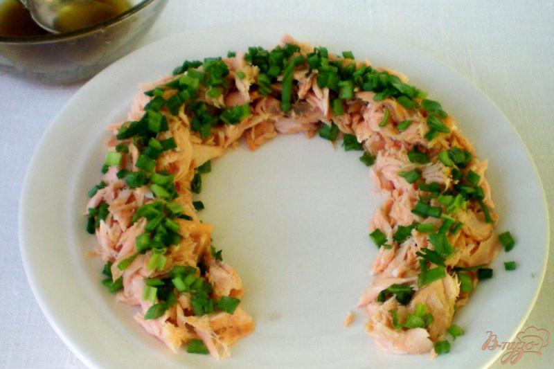 Фото приготовление рецепта: Рыбный салат в виде подковы шаг №4