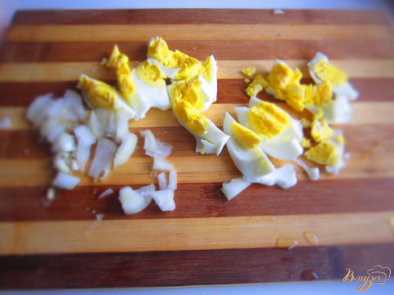 Фото приготовление рецепта: Салат с яйцом и кукурузой шаг №2