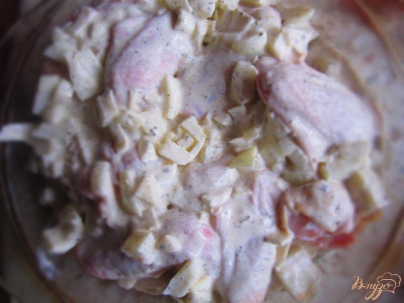 Фото приготовление рецепта: Куриные крылья запеченные в сливочном соусе и луком шаг №3