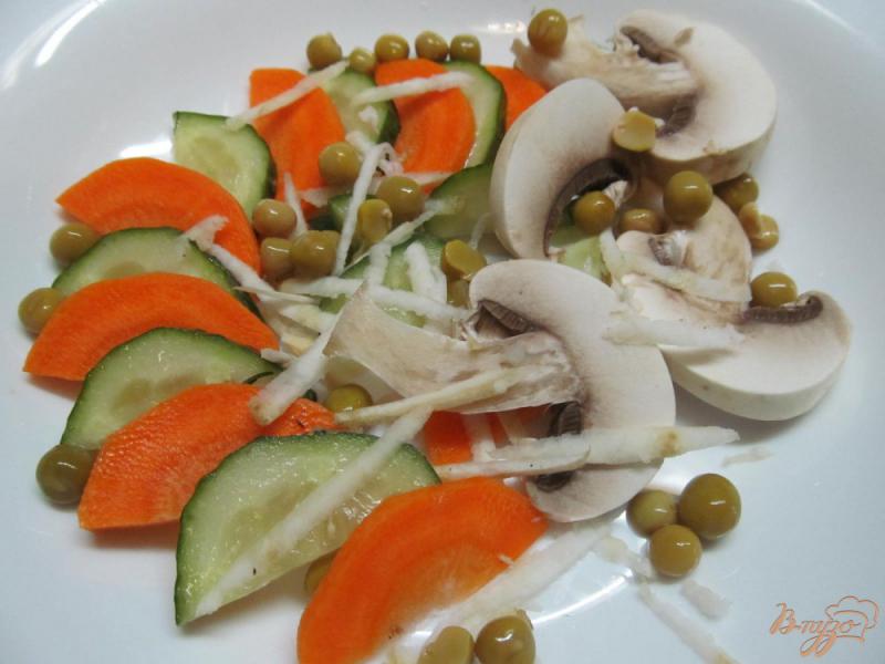Фото приготовление рецепта: Салат из моркови и сырых шампиньонов шаг №3