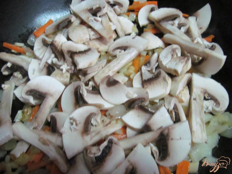 Фото приготовление рецепта: Щи из квашеной капусты и грибами шаг №3