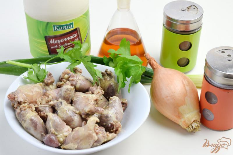 Фото приготовление рецепта: Салат с куриными сердечками и луком шаг №1