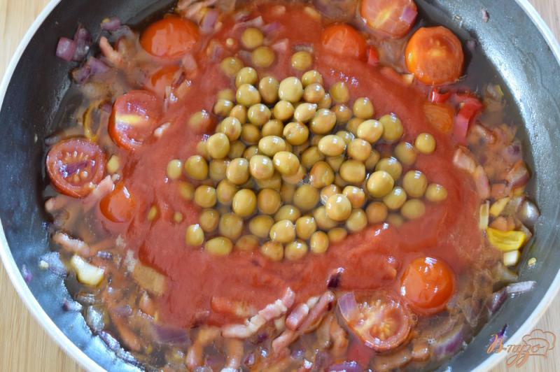 Фото приготовление рецепта: Рыба в томатном соусе с горошком шаг №4
