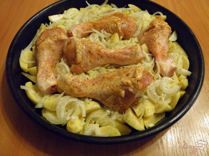 Фото приготовление рецепта: Голени с картофелем в духовке шаг №5