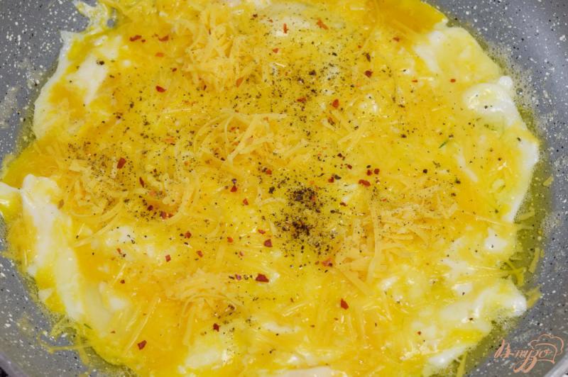 Фото приготовление рецепта: Сырная яичница шаг №3