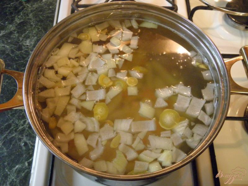 Фото приготовление рецепта: Манный суп с фрикадельками шаг №3