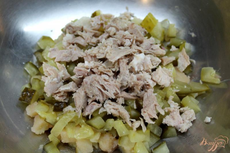 Фото приготовление рецепта: Мясной салат со свеклой и солеными огурчиками шаг №4
