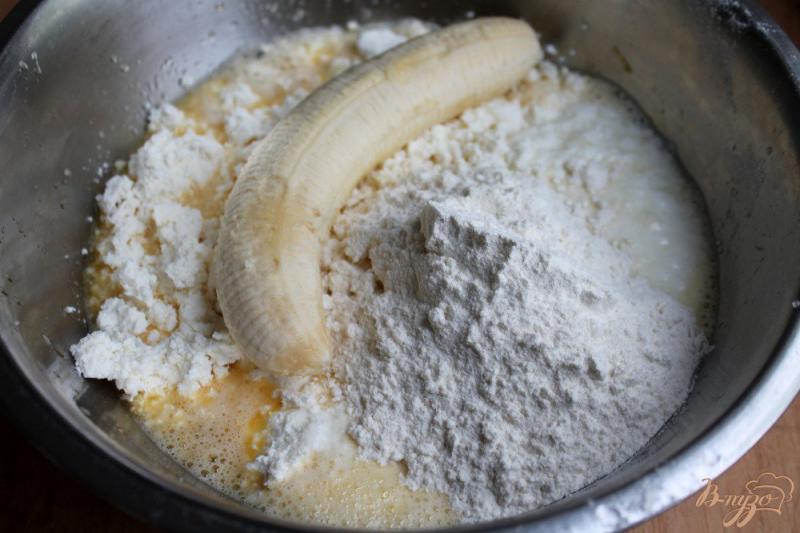 Фото приготовление рецепта: Творожный пирог с бананом и клубникой шаг №6