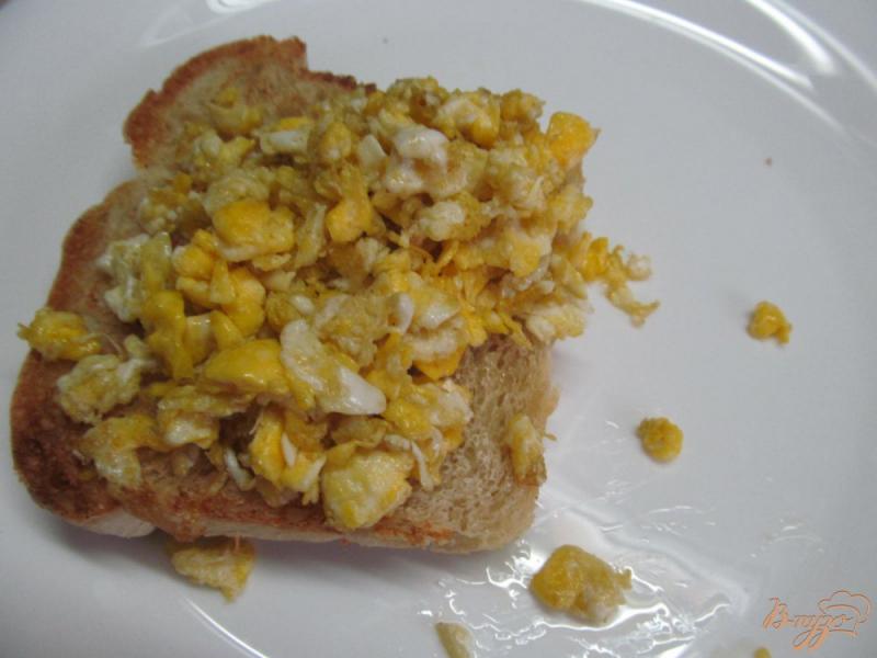 Фото приготовление рецепта: Бутерброд с яйцом и грибами шаг №5