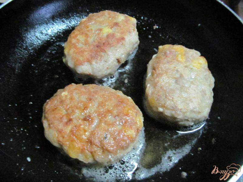 Фото приготовление рецепта: Котлеты с картофелем и кукурузой шаг №4