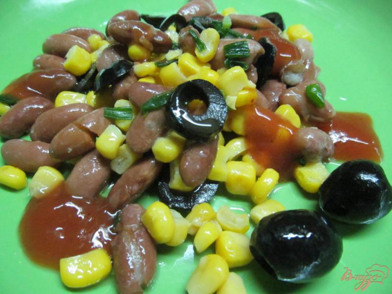 Фото приготовление рецепта: Салат из кукурузы и фасоли шаг №4