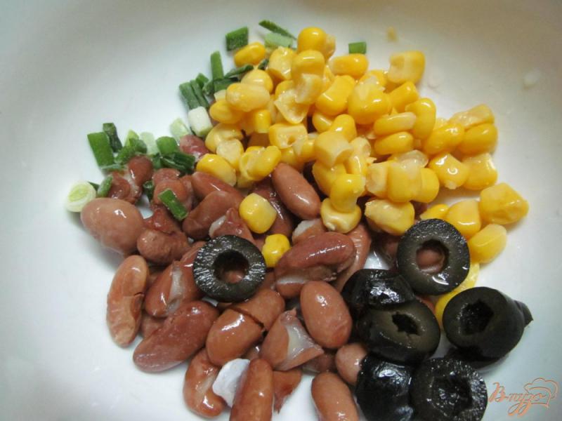 Фото приготовление рецепта: Салат из кукурузы и фасоли шаг №2