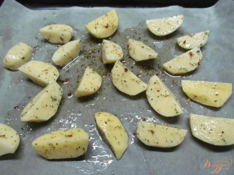 Фото приготовление рецепта: Запеченный картофель в итальянских травах с сыром шаг №2