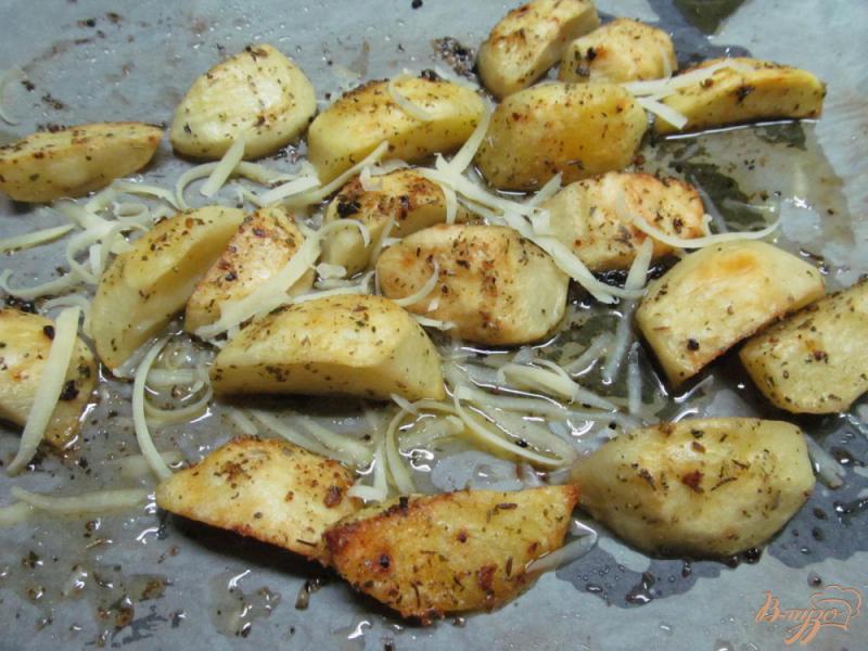 Фото приготовление рецепта: Запеченный картофель в итальянских травах с сыром шаг №4