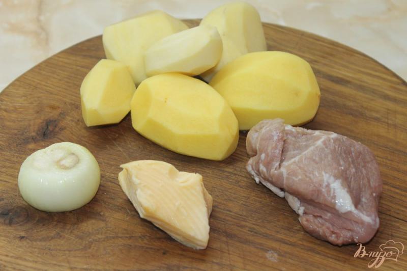 Фото приготовление рецепта: Картофель жаренный со свининой под сыром шаг №1
