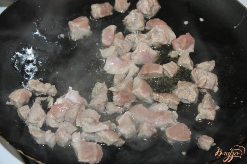 Фото приготовление рецепта: Картофель жаренный со свининой под сыром шаг №2